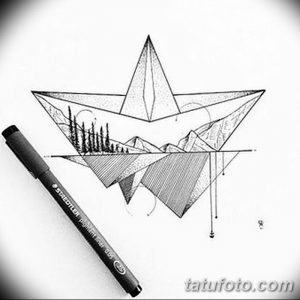 Черно-белый эскиз татуировки в виде бумажного кораблика, парящего над горным пейзажем, выполненный в технике графики.